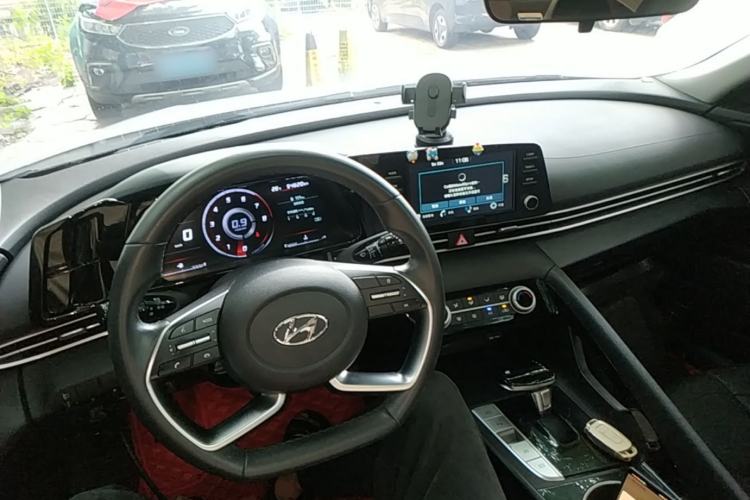 Used Hyundai Elantra 2022 1.5L CVT GLX Elite Edition Center Console