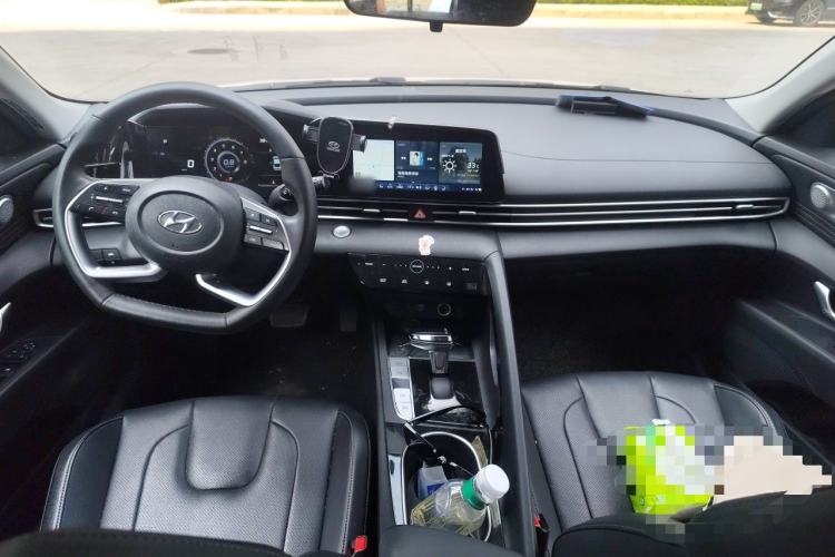 Used Hyundai Elantra 2022 1.5L CVT LUX Prestige Edition Center Console