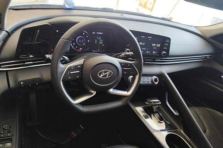 Used Hyundai Elantra 2022 1.5L CVT GLX Elite Edition Center Console