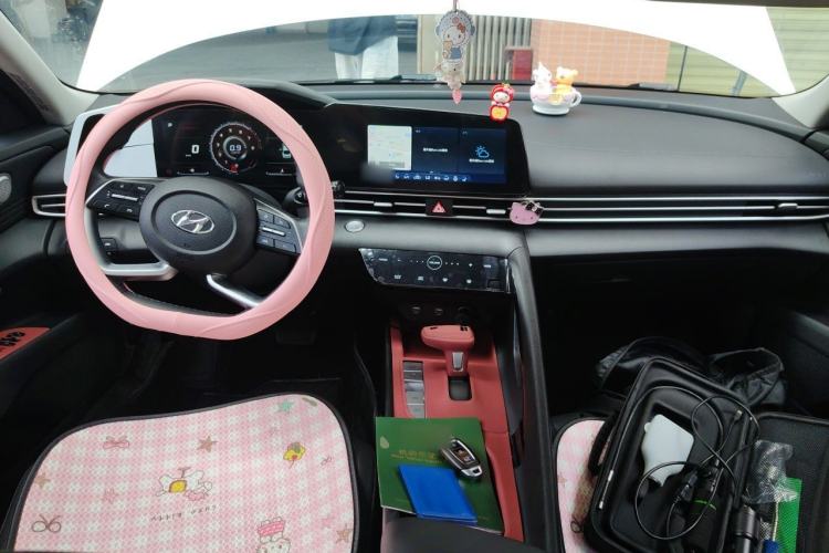 Used Hyundai Elantra 2022 1.5L CVT LUX Prestige Edition Center Console