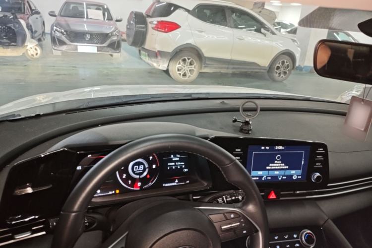 Used Hyundai Elantra 2022 1.5L CVT GLX Elite Edition Center Console