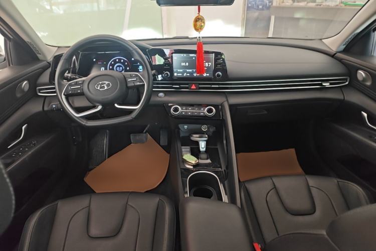 Used Hyundai Elantra 2022 1.5L CVT GLX Elite Edition Center Console