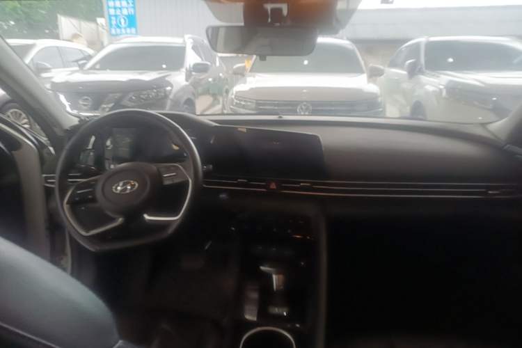 Used Hyundai Elantra 2022 1.5L CVT LUX Prestige Edition Center Console