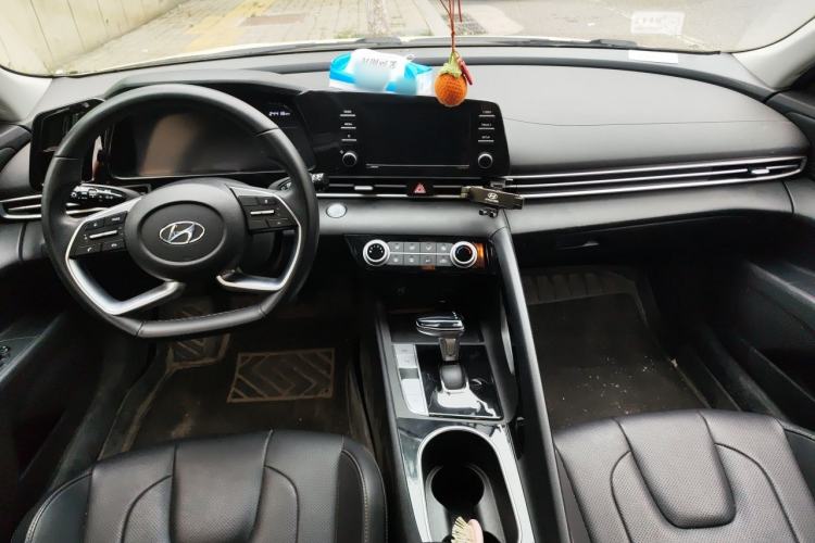 Used Hyundai Elantra 2022 1.5L CVT GLX Elite Edition Center Console