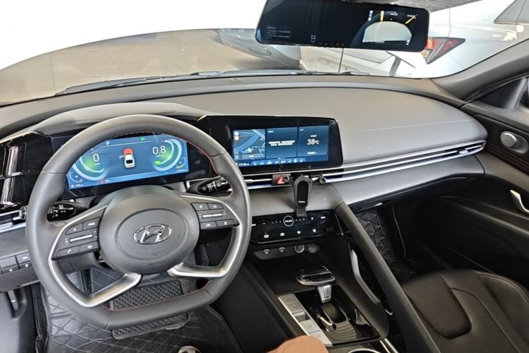 Used Hyundai Elantra 2022 1.5L CVT 20th Anniversary Edition Center Console