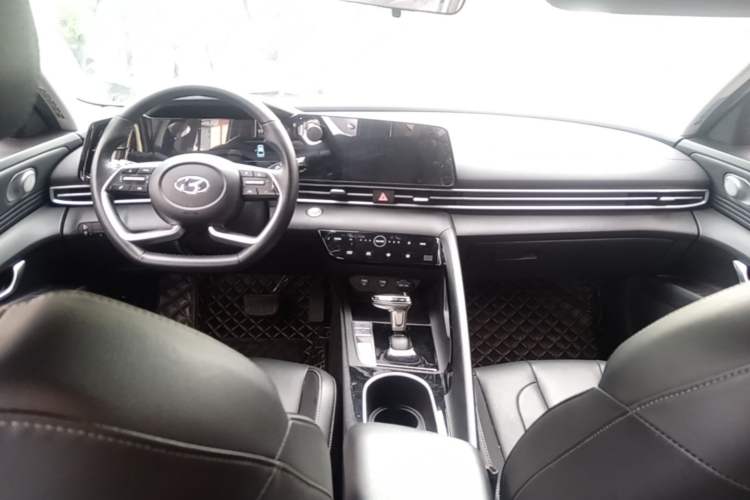Used Hyundai Elantra 2022 1.5L CVT LUX Prestige Edition Center Console