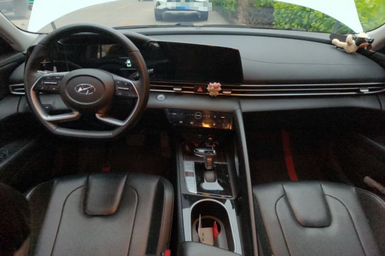 Used Hyundai Elantra 2022 1.5L CVT LUX Prestige Edition Center Console