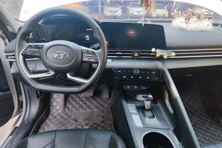 Used Hyundai Elantra 2022 1.5L CVT LUX Prestige Edition Center Console