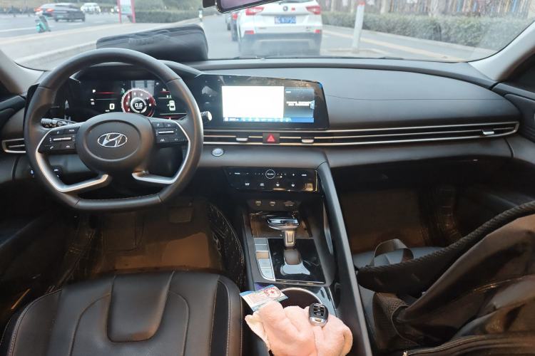 Used Hyundai Elantra 2022 1.5L CVT LUX Prestige Edition Center Console