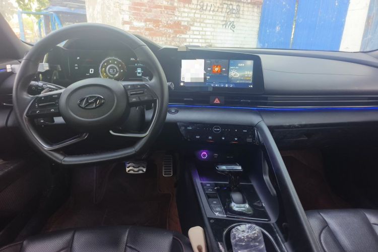 Used Hyundai Elantra 2022 240TGDi DCT LUX Prestige Edition Center Console