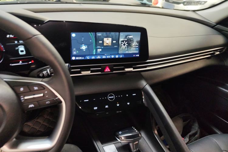 Used Hyundai Elantra 2022 1.5L CVT LUX Prestige Edition Center Console