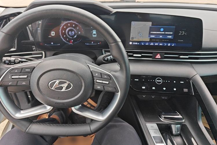 Used Hyundai Elantra 2022 1.5L CVT LUX Prestige Edition Center Console