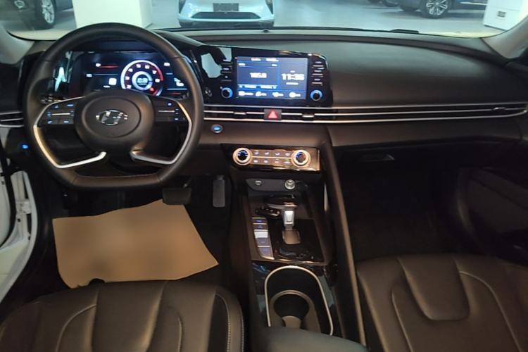 Used Hyundai Elantra 2022 1.5L CVT GLX Elite Edition Center Console