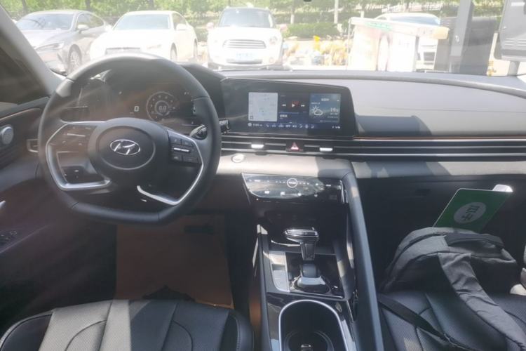 Used Hyundai Elantra 2022 1.5L CVT LUX Prestige Edition Center Console