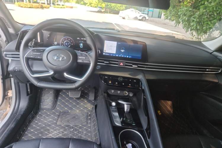 Used Hyundai Elantra 2022 1.5L CVT LUX Prestige Edition Center Console