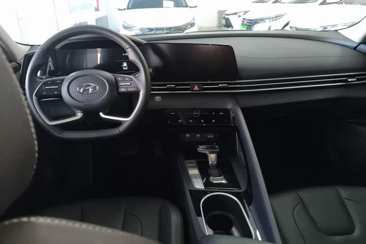 Used Hyundai Elantra 2022 1.5L CVT LUX Prestige Edition Center Console
