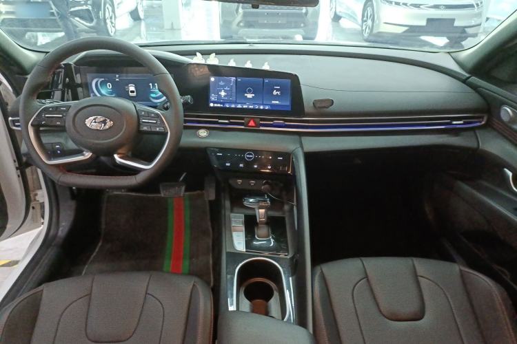 Used Hyundai Elantra 2022 1.5L CVT 20th Anniversary Edition Center Console