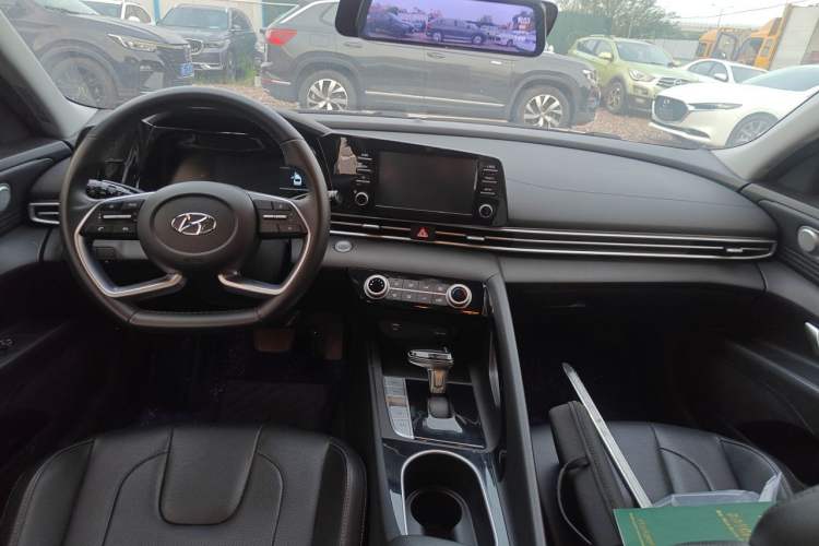 Used Hyundai Elantra 2022 1.5L CVT GLX Elite Edition Center Console
