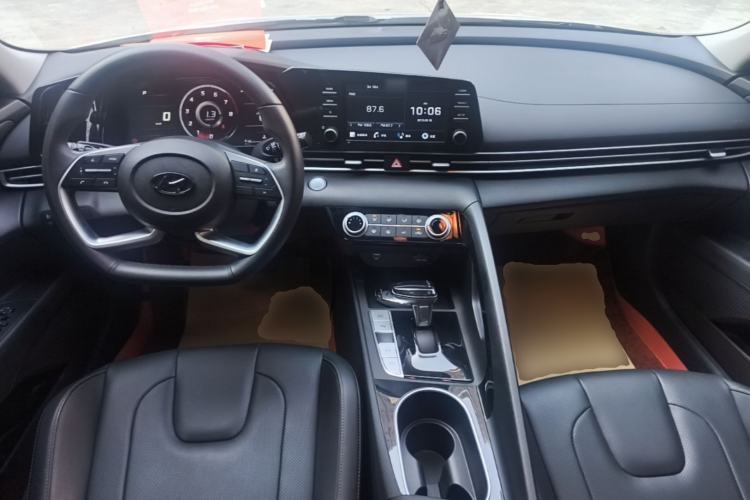 Used Hyundai Elantra 2022 1.5L CVT GLX Elite Edition Center Console