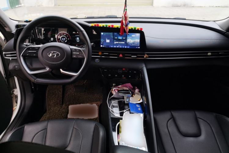 Used Hyundai Elantra 2022 1.5L CVT LUX Prestige Edition Center Console