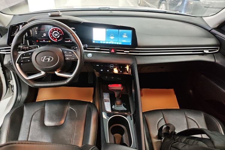 Used Hyundai Elantra 2022 1.5L CVT LUX Prestige Edition Center Console