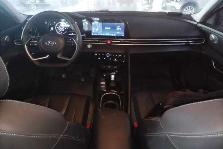 Used Hyundai Elantra 2022 1.5L CVT GLX Elite Edition Center Console