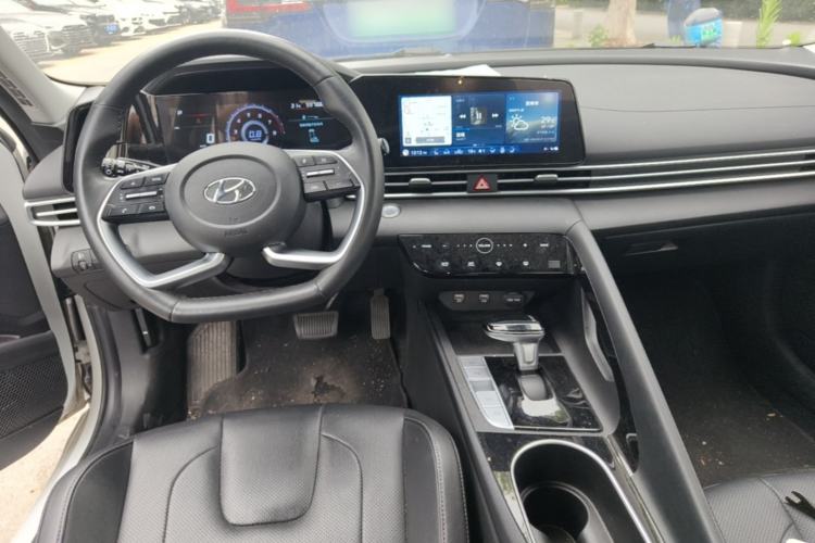 Used Hyundai Elantra 2022 1.5L CVT LUX Prestige Edition Center Console