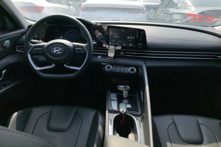 Used Hyundai Elantra 2022 1.5L CVT GLX Elite Edition Center Console