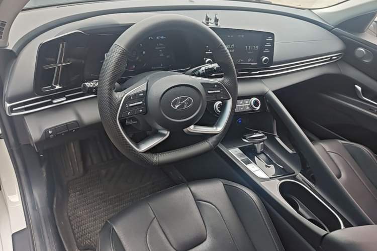 Used Hyundai Elantra 2022 1.5L CVT GLX Elite Edition Center Console