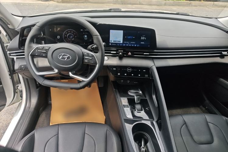 Used Hyundai Elantra 2022 1.5L CVT LUX Prestige Edition Center Console