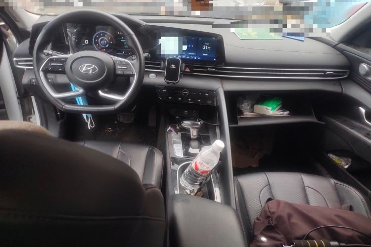 Used Hyundai Elantra 2022 1.5L CVT LUX Prestige Edition Center Console
