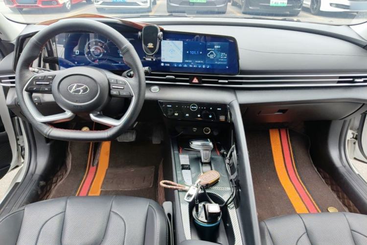 Used Hyundai Elantra 2022 1.5L CVT LUX Prestige Edition Center Console
