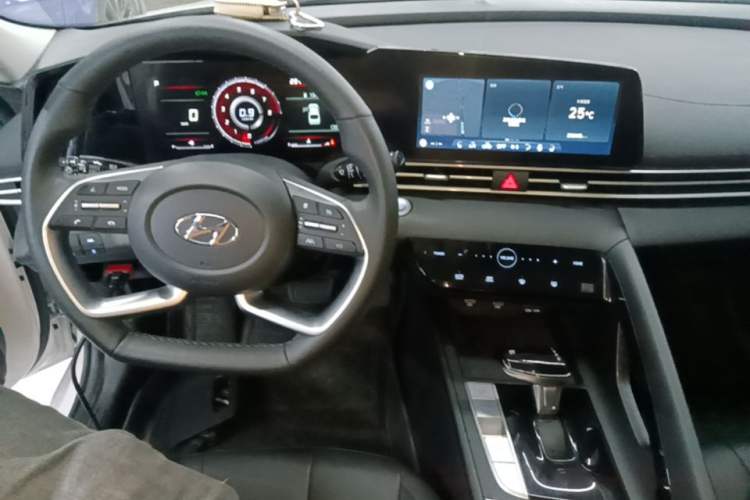 Used Hyundai Elantra 2022 1.5L CVT LUX Prestige Edition Center Console