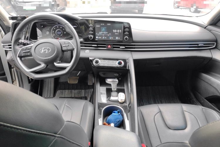 Used Hyundai Elantra 2022 1.5L CVT GLX Elite Edition Center Console
