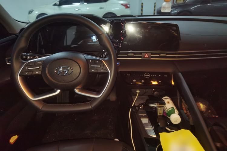 Used Hyundai Elantra 2022 1.5L CVT LUX Prestige Edition Center Console