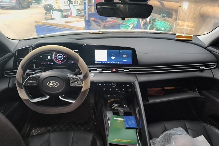 Used Hyundai Elantra 2022 1.5L CVT LUX Prestige Edition Center Console