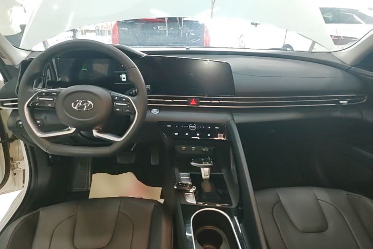 Used Hyundai Elantra 2022 1.5L CVT LUX Prestige Edition Center Console