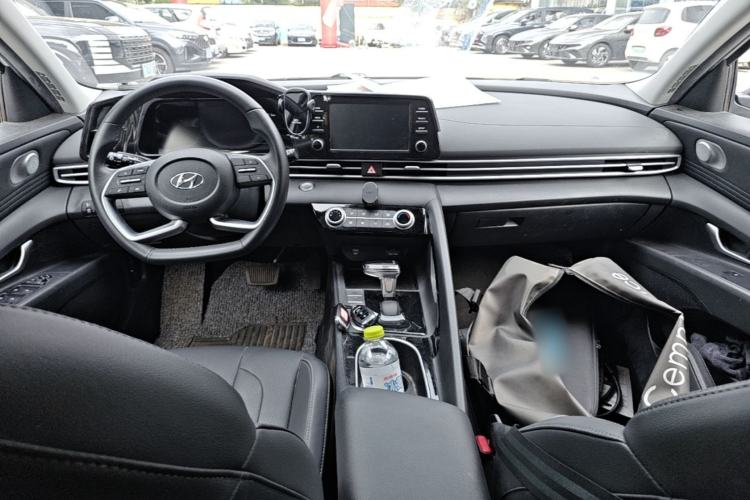 Used Hyundai Elantra 2022 1.5L CVT GLX Elite Edition Center Console