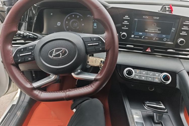 Used Hyundai Elantra 2022 1.5L CVT GLS Leading Edition Center Console