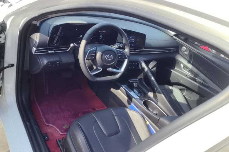 Used Hyundai Elantra 2022 1.5L CVT LUX Prestige Edition Center Console