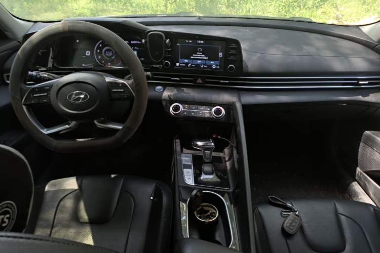 Used Hyundai Elantra 2022 1.5L CVT GLX Elite Edition Center Console