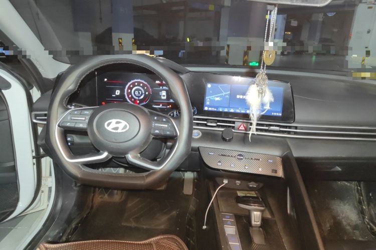 Used Hyundai Elantra 2022 1.5L CVT LUX Prestige Edition Center Console