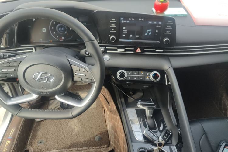 Used Hyundai Elantra 2022 1.5L CVT GLX Elite Edition Center Console