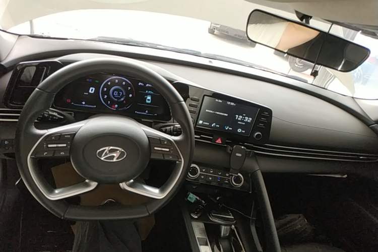 Used Hyundai Elantra 2022 1.5L CVT GLX Elite Edition Center Console