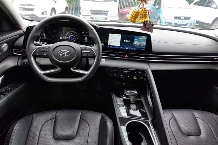 Used Hyundai Elantra 2022 1.5L CVT LUX Prestige Edition Center Console