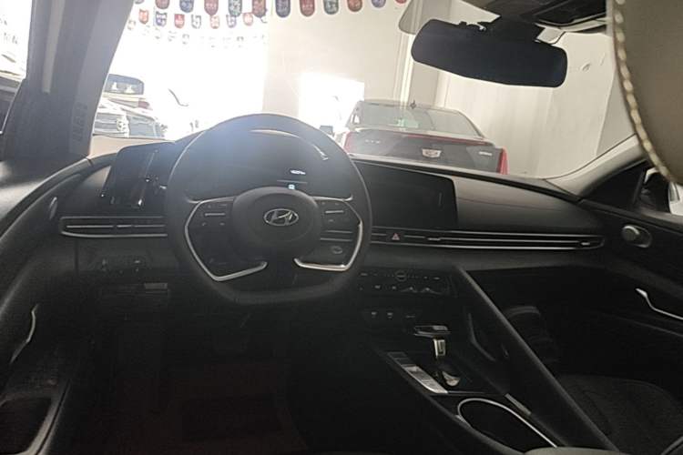 Used Hyundai Elantra 2022 1.5L CVT LUX Prestige Edition Center Console