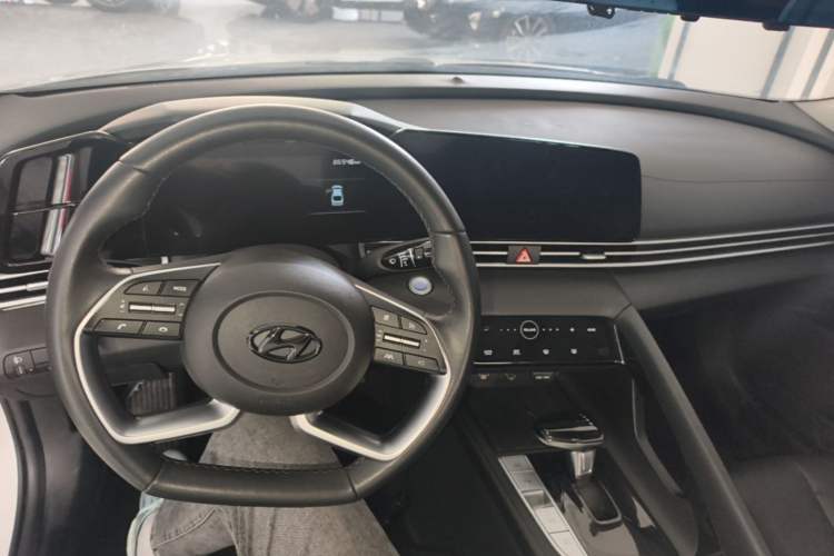 Used Hyundai Elantra 2022 1.5L CVT LUX Prestige Edition Center Console