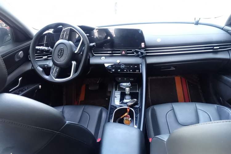 Used Hyundai Elantra 2022 1.5L CVT LUX Prestige Edition Center Console
