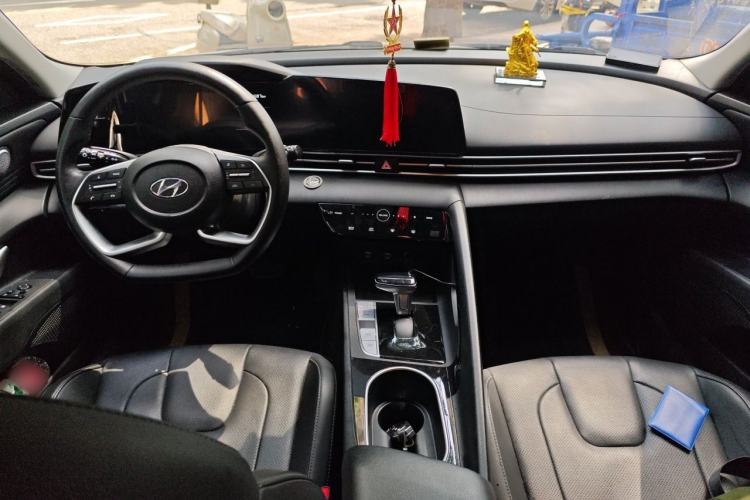 Used Hyundai Elantra 2022 1.5L CVT LUX Prestige Edition Center Console