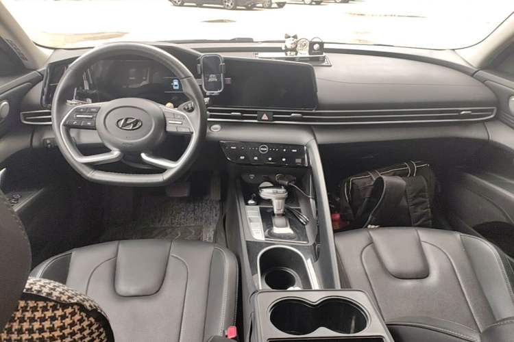 Used Hyundai Elantra 2022 1.5L CVT GLX Elite Edition Center Console